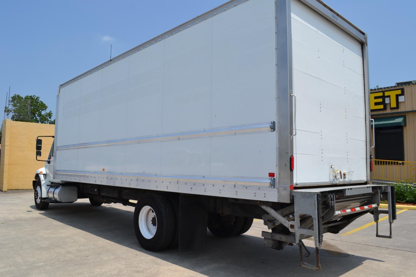 2018 WHITE /BLACK INTERNATIONAL 4300 with an CUMMINS ISB 6.7L 220HP engine, EATON FULLER PROCISION AUTOMATIC transmission, located at 9172 North Fwy, Houston, TX, 77037, (713) 910-6868, 29.887470, -95.411903 - Photo#6